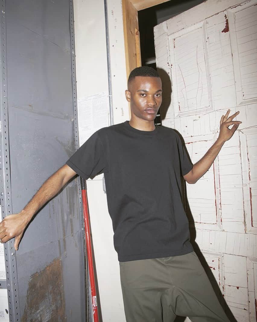 オーク ニューヨークのインスタグラム：「Standard Crew Tee x Dropped Taper Pant in Fatigue ✨ @navarrecaldwell」