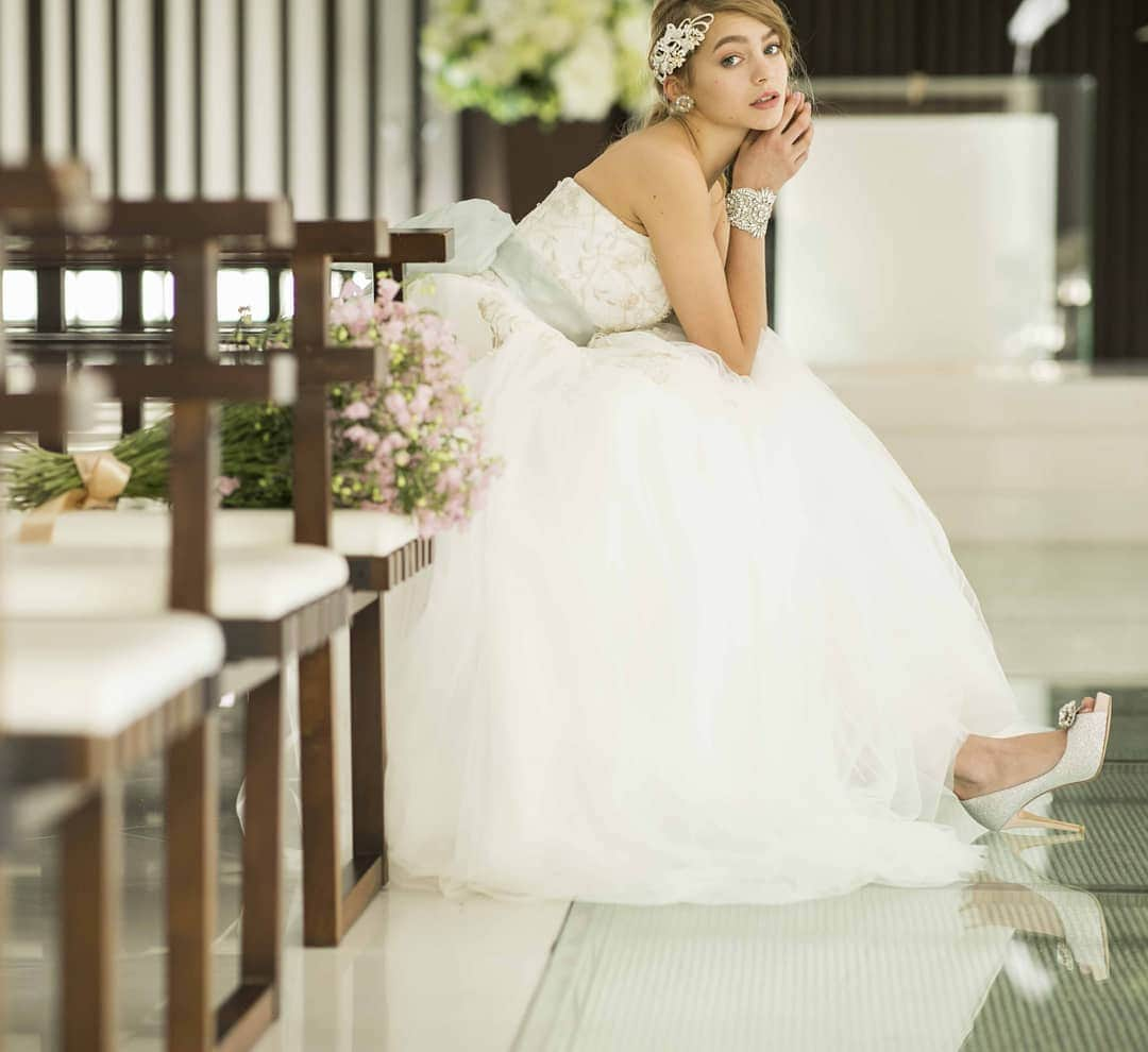 LAVIEEN ROSE Weddingさんのインスタグラム写真 - (LAVIEEN ROSE WeddingInstagram)「#オシャレ花嫁　さま から たくさんのお問い合わせを頂いている  @heureux_de_misato_kowaki のウェディングドレス✨  アイスブルーの リボン🎀アレンジスタイル。  プロデュース  #小脇美里　さん #ラビアンローゼ アクセサリー #オルガブランカ #wedding #weddingdress #weddingbouquet#weddinghairstyle﻿﻿﻿﻿﻿﻿#花嫁ヘアスタイル#花嫁ヘア#ヘアアクセサリー#クラウン#花嫁アクセサリー#ウェディングドレス#カラードレス#名古屋結婚式場#ハワイウェディング#ドレス迷子#2019年春婚#2019年夏婚#2019年秋婚#2019夏婚#2019冬婚#結婚式ドレス#tg花嫁#夏婚#卒花嫁#静岡結婚式場#関東花嫁#ホテルミラコスタ」5月15日 5時41分 - lavieenrosewedding