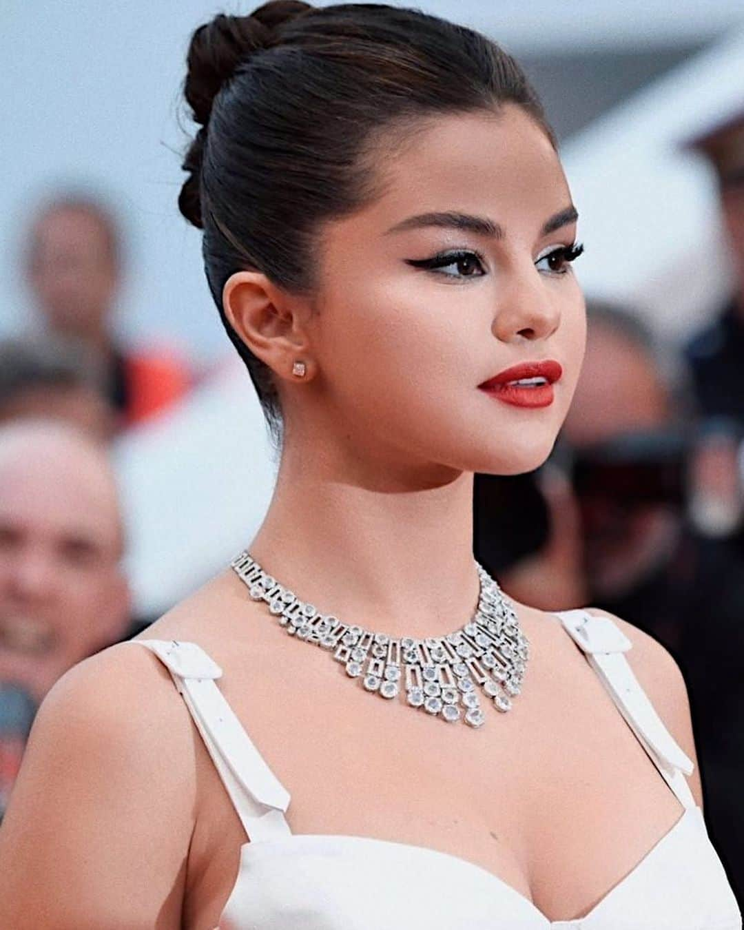 Hung Vanngoさんのインスタグラム写真 - (Hung VanngoInstagram)「#SelenaGomez tonight in @louisvuitton & @bulgariofficial at the premiere of #TheDeadDontDie at Cannes Film Festivals ❤️💫⚡️✨. 👗 @kateyoung 💅🏻 @tombachik 💇 @marissa.marino 💄 @hungvanngo using @marcjacobsbeauty. Here is the products breakdown: Youthquake Hydra-full Retexturizing Gel Cream Shameless Foundation in “Y270” Accomplish Concealer & Touch Up stick in “Light 23” Accomplish Powder in “Siren 52” Omega Bronzer in “Tan-tastic” Air Blush in “Flesh & Fantasy” See-quins Glam Glitter in “Ice-Opal” Magic Marc’er Waterproof Liquid Eyeliner in “Blacquer” Velvet Noir Major Volume Mascara Lê Marc Lip Crème in “Oh! Miley”」5月15日 5時44分 - hungvanngo