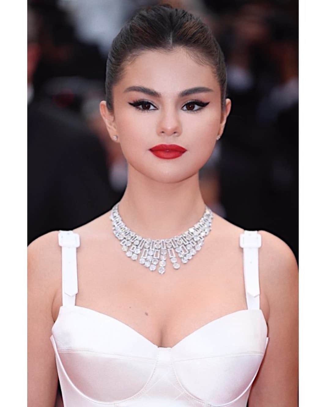 Hung Vanngoさんのインスタグラム写真 - (Hung VanngoInstagram)「#SelenaGomez tonight in @louisvuitton & @bulgariofficial at the premiere of #TheDeadDontDie at Cannes Film Festivals ❤️💫⚡️✨. 👗 @kateyoung 💅🏻 @tombachik 💇 @marissa.marino 💄 @hungvanngo using @marcjacobsbeauty. Here is the products breakdown: Youthquake Hydra-full Retexturizing Gel Cream Shameless Foundation in “Y270” Accomplish Concealer & Touch Up stick in “Light 23” Accomplish Powder in “Siren 52” Omega Bronzer in “Tan-tastic” Air Blush in “Flesh & Fantasy” See-quins Glam Glitter in “Ice-Opal” Magic Marc’er Waterproof Liquid Eyeliner in “Blacquer” Velvet Noir Major Volume Mascara Lê Marc Lip Crème in “Oh! Miley”」5月15日 5時44分 - hungvanngo