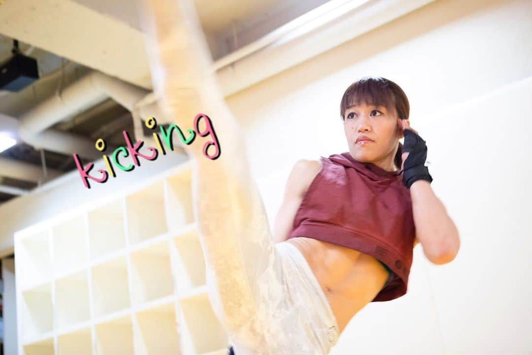 朱里さんのインスタグラム写真 - (朱里Instagram)「Kicking🧡  #kick #kicking #wmma #mma #highkick #gym #gymgirl #kickboxinggirl #reebok #fighter #athlete #キック #ハイキック」5月15日 5時48分 - syuri_official