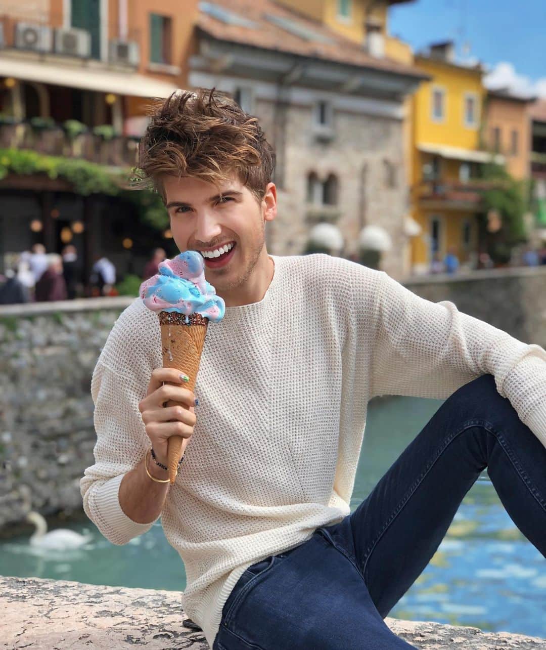 ジョーイ・グレーセッファのインスタグラム：「I only bought this gelato for the pic 😭🌈🍦🦄 comment only pink and blue emojis for a ❤️」