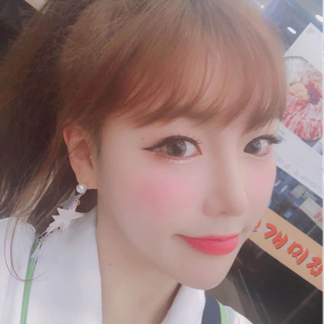 hyeriのインスタグラム：「헤헤 😜 요즘 제가 자주사용하는 렌즈는  꼼나나렌즈 레인보우컬러 렌즈에요! 너무이뻐요 화장은잘안하는데 뭔가 눈이 이쁘다하면 이거!! #꼼나나렌즈 #글로우라우디렌즈」