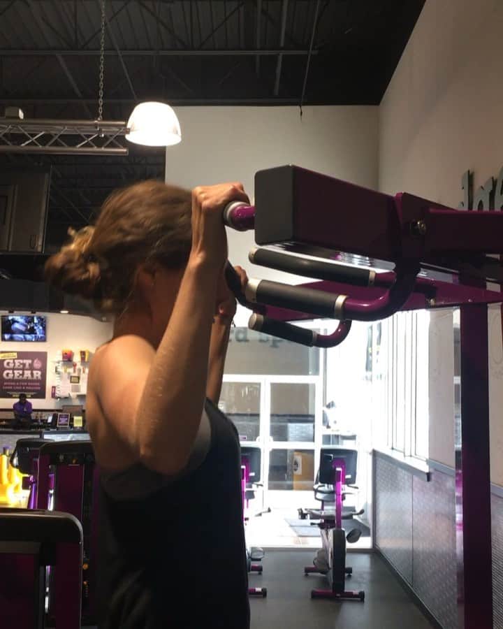 アレハンドラ・ジャネサのインスタグラム：「Pull ups are easy... wait for it 😂😂 maybe only with a little help from my step friend 😁🧱 #dontmindthehair #werkit #fitness #golf #chooseyourhashtag」