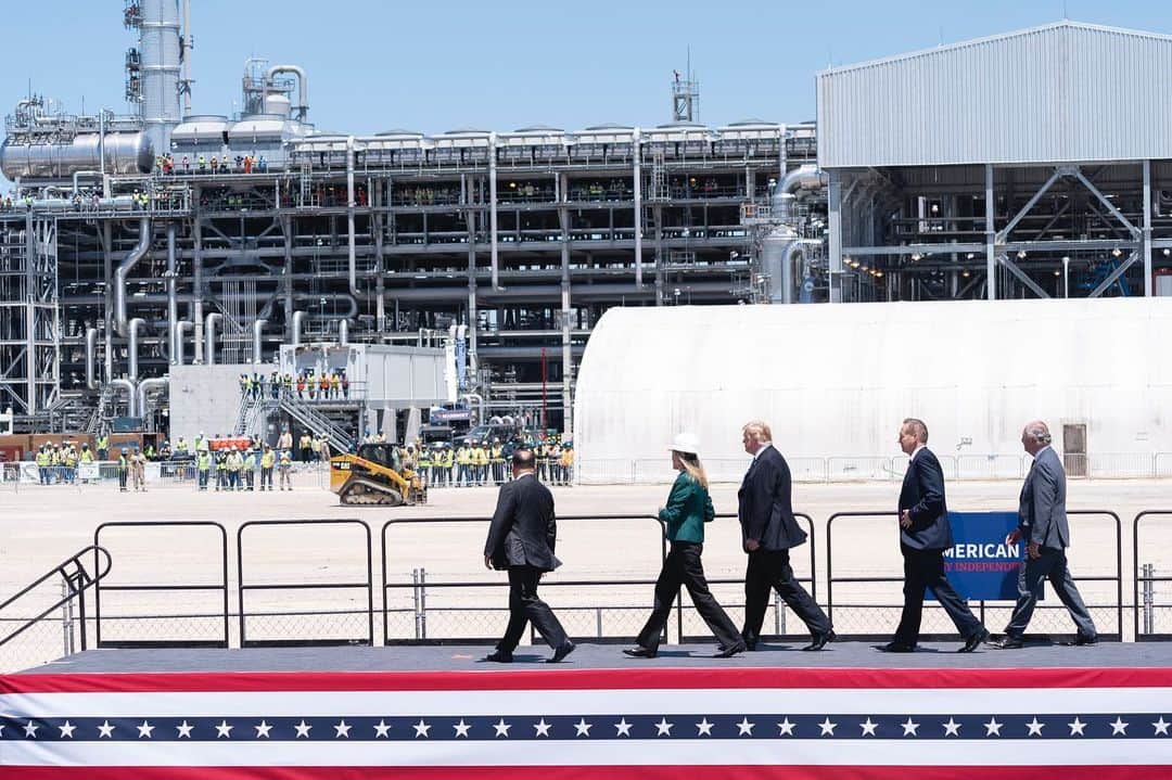 ドナルド・トランプさんのインスタグラム写真 - (ドナルド・トランプInstagram)「Today, President Trump traveled to Louisiana where he toured the Cameron LNG Export Facility and delivered remarks on promoting energy infrastructure and economic growth.」5月15日 5時55分 - realdonaldtrump