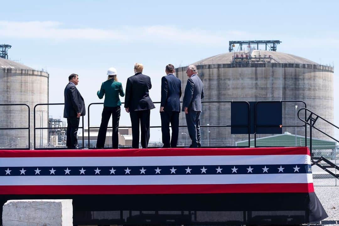 ドナルド・トランプさんのインスタグラム写真 - (ドナルド・トランプInstagram)「Today, President Trump traveled to Louisiana where he toured the Cameron LNG Export Facility and delivered remarks on promoting energy infrastructure and economic growth.」5月15日 5時55分 - realdonaldtrump