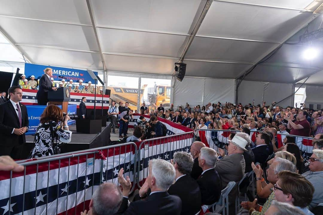 ドナルド・トランプさんのインスタグラム写真 - (ドナルド・トランプInstagram)「Today, President Trump traveled to Louisiana where he toured the Cameron LNG Export Facility and delivered remarks on promoting energy infrastructure and economic growth.」5月15日 5時55分 - realdonaldtrump