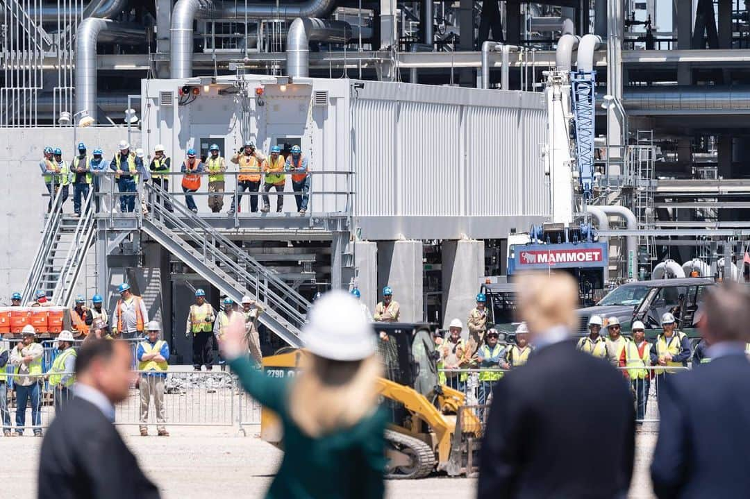 ドナルド・トランプさんのインスタグラム写真 - (ドナルド・トランプInstagram)「Today, President Trump traveled to Louisiana where he toured the Cameron LNG Export Facility and delivered remarks on promoting energy infrastructure and economic growth.」5月15日 5時55分 - realdonaldtrump