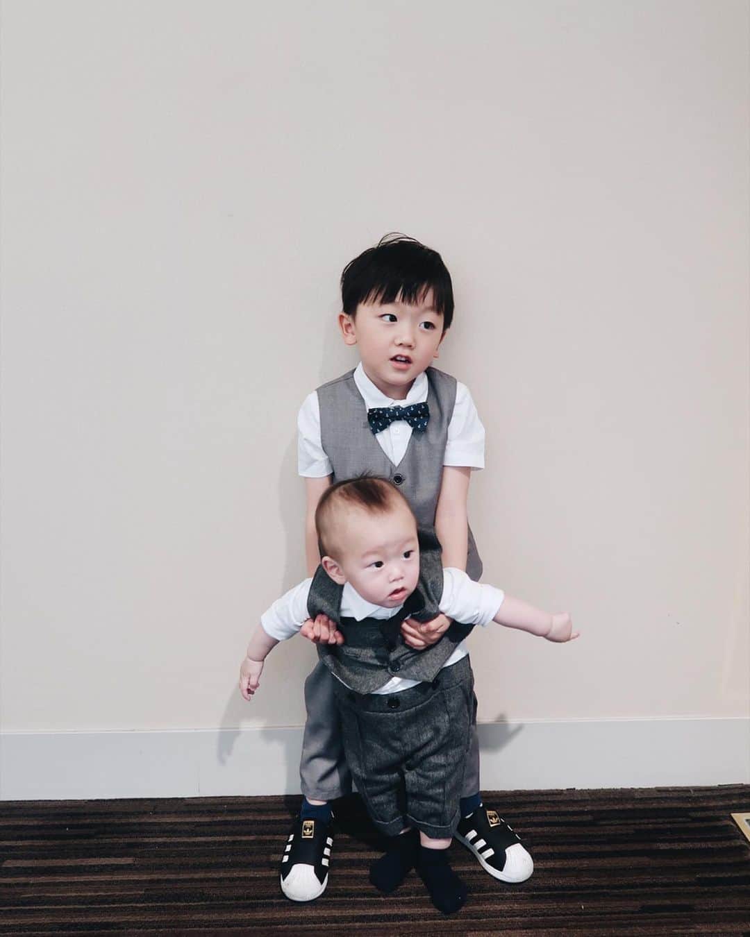花盛友里のインスタグラム：「暴れんボーイズ、結婚式に参加する、の巻。  にいちゃんベールボーイという大役をさせてもらったんだけど、本当に本当に立派にやりきってかーちゃん感激、、。 披露宴の間もベールボーイの使命を感じ、お色直しとかの時もドレス持とうとしたり、花嫁の美しい写真を撮ろうと奮闘したり、最後の新郎のスピーチの時は新郎の近くの席辺りまで行って背筋を伸ばし、手を両サイドにピッ！！っとつけて、ものすんごい綺麗な姿勢で話を聞いていました。（なぜ？笑笑）  恥ずかしがり屋で、保育園のお遊戯会の時もほんとはできるのに恥ずかしくて変な顔だけして終わる、、って感じだったのに、年中さんになって、グッと大人になったなぁ。  ベールボーイさせてくれてありがとう、って、新郎新婦（坊やのおじさんおばさん）には自分のアメちゃんをあげてたよ。  みんなにとっていい経験だった！  ありがっとう、そして結婚おめでとうー！」