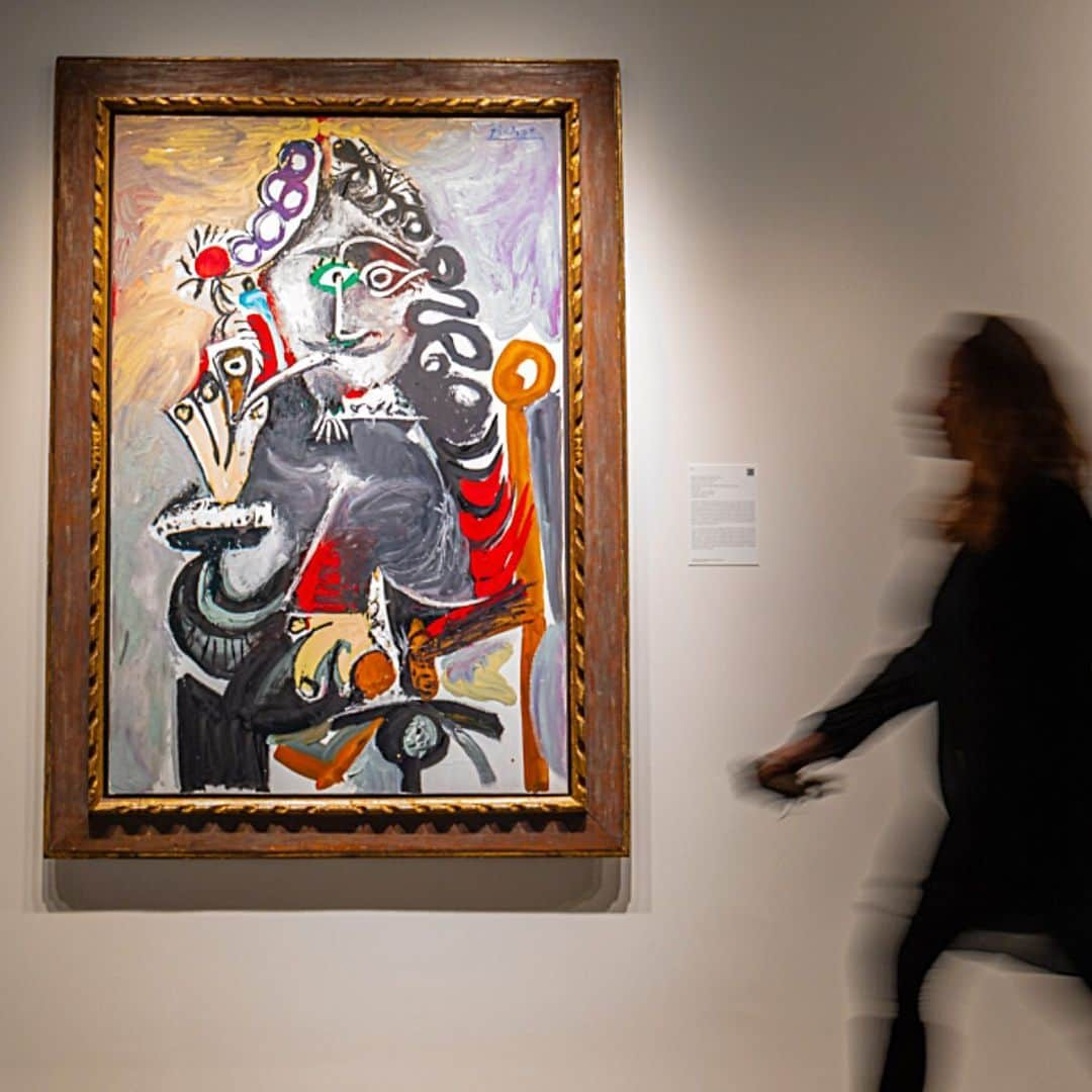 サザビーズさんのインスタグラム写真 - (サザビーズInstagram)「The countdown to our Impressionist & Modern Art Evening Sale is well underway in NYC! Follow our Story or join us on Facebook Live at 7pm EST, as masterpieces by Pablo Picasso, Claude #Monet, and more cross the auction block. Pictured here: Picasso’s ‘Mousquetaire à la pipe’ from 1968 – one of the highlights from tonight’s sale. Depicting one of the greatest subjects of Picasso’s late oeuvre, the work is a highly finished, large-scale example from the artist’s most famed series of his later years – that of the Musketeer. Picasso’s musketeers reference Old Master painters such as Velasquez and Rembrandt, who the artist became increasingly focused on in his older years. #SothebysImpMod #SothebysBreakingGround #Picasso」5月15日 6時18分 - sothebys