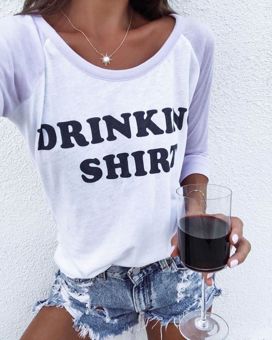 チェイサーのインスタグラム：「my type of shirt😉🍾 #chaserbrand @danielleebrownn」
