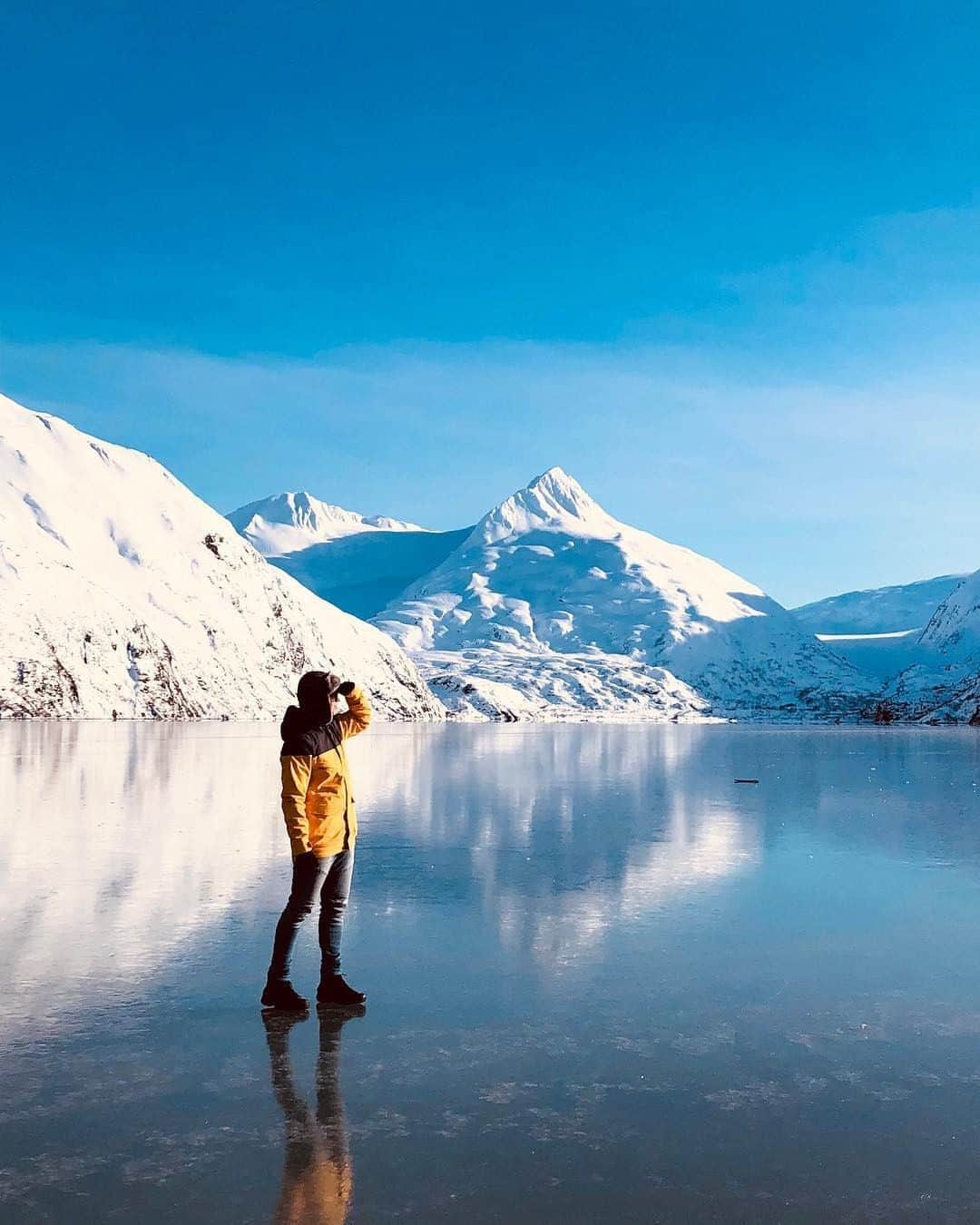 デルタ航空さんのインスタグラム写真 - (デルタ航空Instagram)「Ten stories tall and miles long, Portage Glacier sits at the far end of Portage Lake and is a must-see in Alaska. To get a closer view of the glacier, take a sightseeing boat cruise or when the lake is frozen over, you can walk right up. ⠀⠀⠀⠀⠀⠀⠀⠀⠀ If you're missing colder weather, fly into Anchorage (#ANC) and see for yourself. ⠀⠀⠀⠀⠀⠀⠀⠀⠀ Photo: @igor_kutsalaba」5月15日 6時21分 - delta