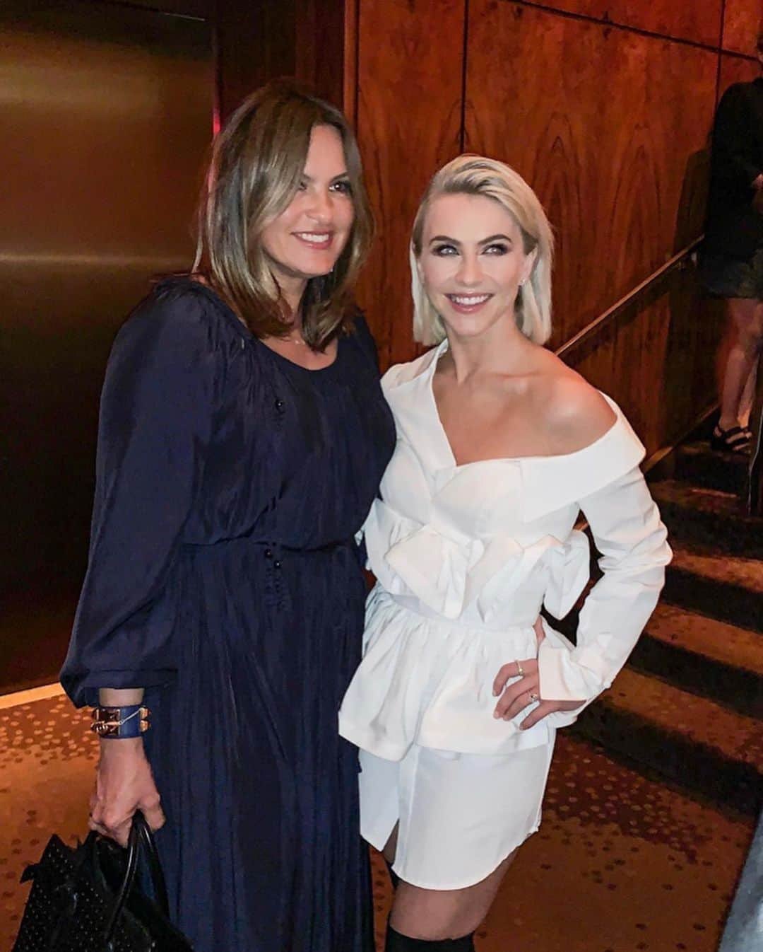 ジュリアン・ハフさんのインスタグラム写真 - (ジュリアン・ハフInstagram)「This happened last night! @therealmariskahargitay is a woman with grace and class that has not only sustained a monumental career in Hollywood but has become one of the most beloved humans because of her heart and soul.  Through her foundation @thejhf she has taken her art and turned it into a thoroughly needed cause. Grateful to her on behalf of myself and anyone who has had an experience with abuse. Thank you for your voice and your actions. Thank you for being so present, so generous, and making me and so many feel seen. I am honored to be a fan and congratulate you on your 21st (!!) season of @nbcsvu.」5月15日 6時30分 - juleshough