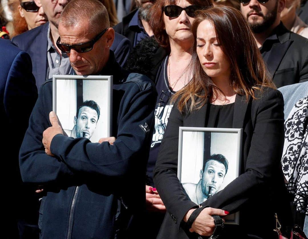 NBC Newsさんのインスタグラム写真 - (NBC NewsInstagram)「Family members of French soldiers Cedric de Pierrepont and Alain Bertoncello, killed in a raid to free hostages in Burkina Faso last week, attend a national tribute at the Hotel Invalides in Paris on Tuesday. . French forces have freed two French hostages as well as an American and a South Korean in northern Burkina Faso in a military raid that cost the lives of the two soldiers. The operation was ordered to free the French hostages, identified as Patrick Picque and Laurent Lassimouillas, who disappeared while on holiday in the remote Pendjari National Park in Benin on May 1. . 📷 @philippe.wojazer / pool via @afpphoto」5月15日 6時32分 - nbcnews