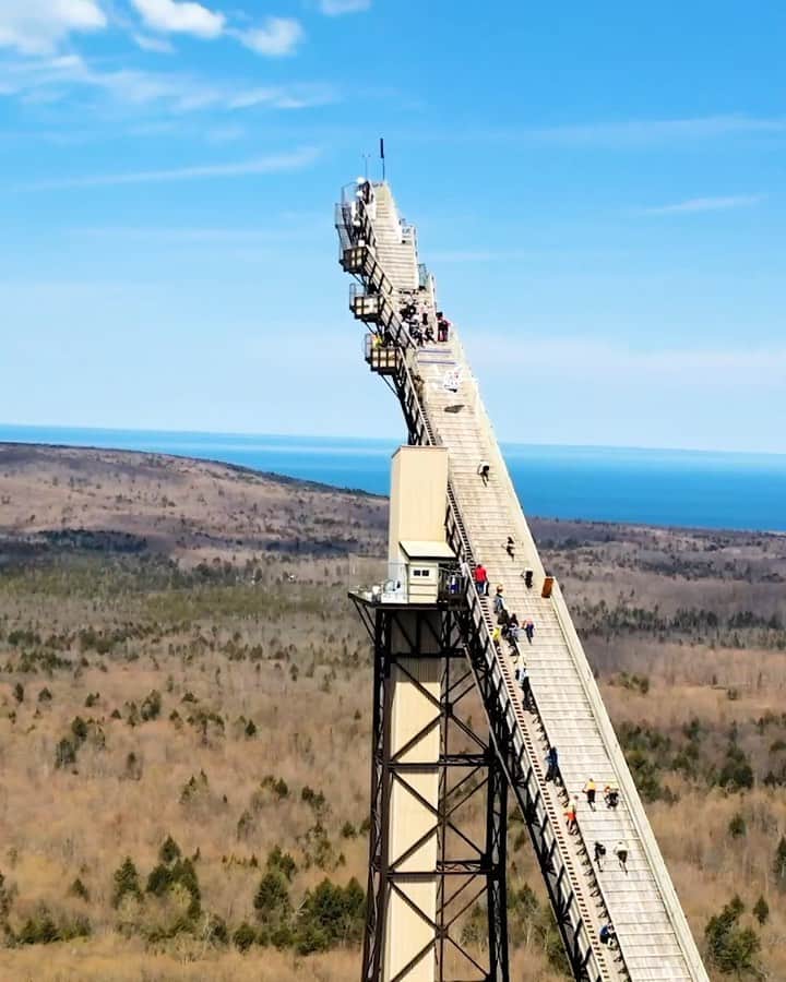 のインスタグラム：「The world’s steepest 400-meter race. Check out this year’s Red Bull 400 at Copper Peak! 🙋‍♀️ if your calves hurt looking at this... #sprint #challenge #run #train #givesyouwings」
