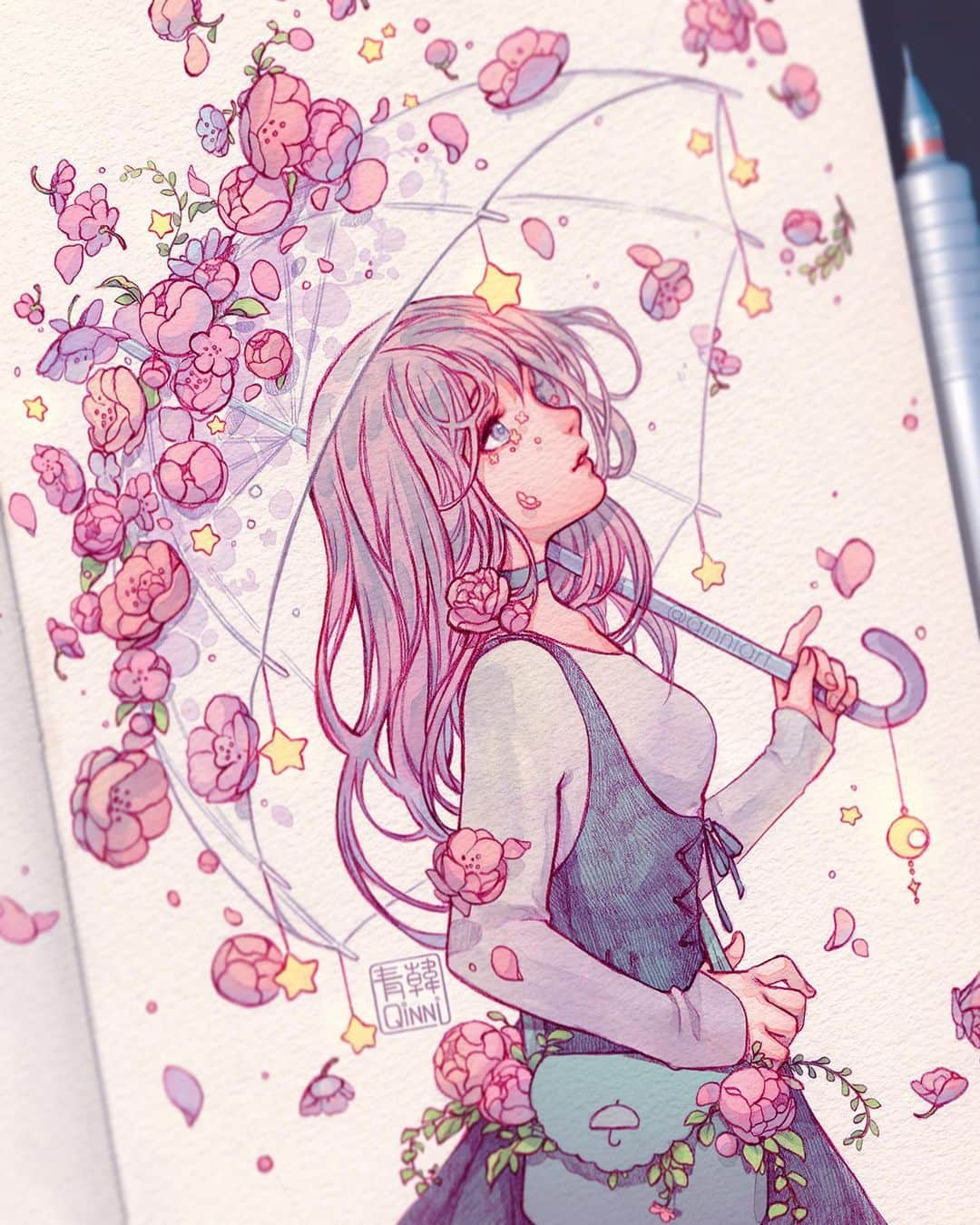 Qing Hanのインスタグラム：「April shower bring May flowers 🌸☔️🌸 • • • Tried a more, softer, pastel-y look. Let me know how you guys like it (=´∀｀)人(´∀｀=) ~ it's been a while, sorry @-@~ I spent quite a bit of time working on the book cover I did for @connieglynn, and because I'm still not doing the best health-wise, it took much longer than I expected 😅~ The more recent good news is that at least the scar tissue in my heart has stopped growing since I started trying this new medication I'm lab ratting for 😆😂! Though it's still blocking a lot of my heart arteries haha, so moving fast is still quite difficult. There's new meds my doctors want me to try, but they're crazy expensive, like $300 a month expensive @-@;;, on top of the meds I already need....So I kinda finally started a patreon. I'm not officially announcing it yet, I'm still on this bucket-list Japan trip; I do have some wips up for this though 😁~ nothing formal or extravagant, just gonna be a pay what ya want wip blog-y type of patreon (●°u°●)​ 」  Thanks for dropping by 😊 • • • • • #illustration #pencil #umbrella #flowers」