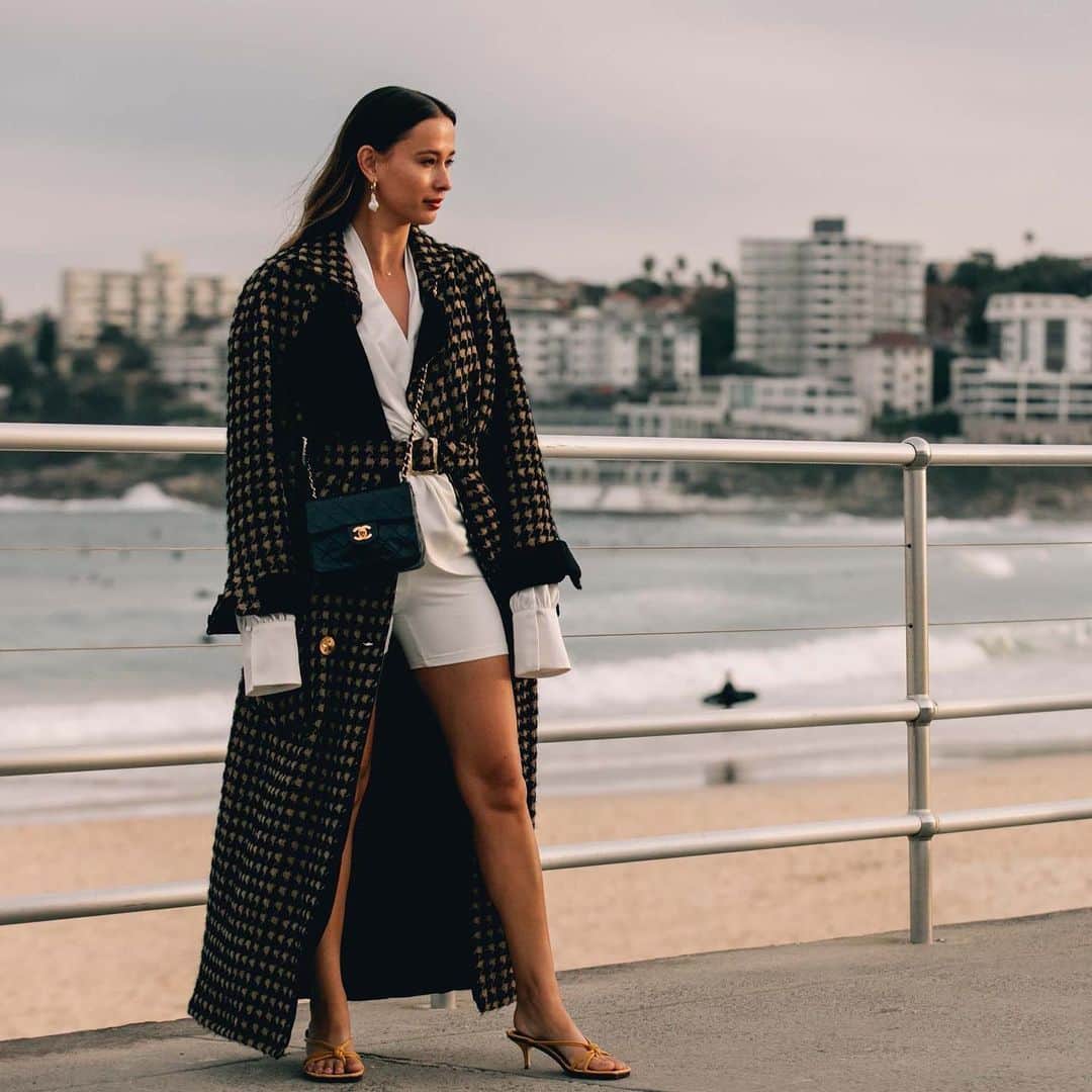 Vogue Runwayさんのインスタグラム写真 - (Vogue RunwayInstagram)「With the sun in the sky and a brisk chill in the air, the latest street style coverage shows the best of summerwear layering on the Australian streets. Tap the link in our bio to see more of the latest photos. Photographed by @danrobertsstudio」5月15日 6時49分 - voguerunway