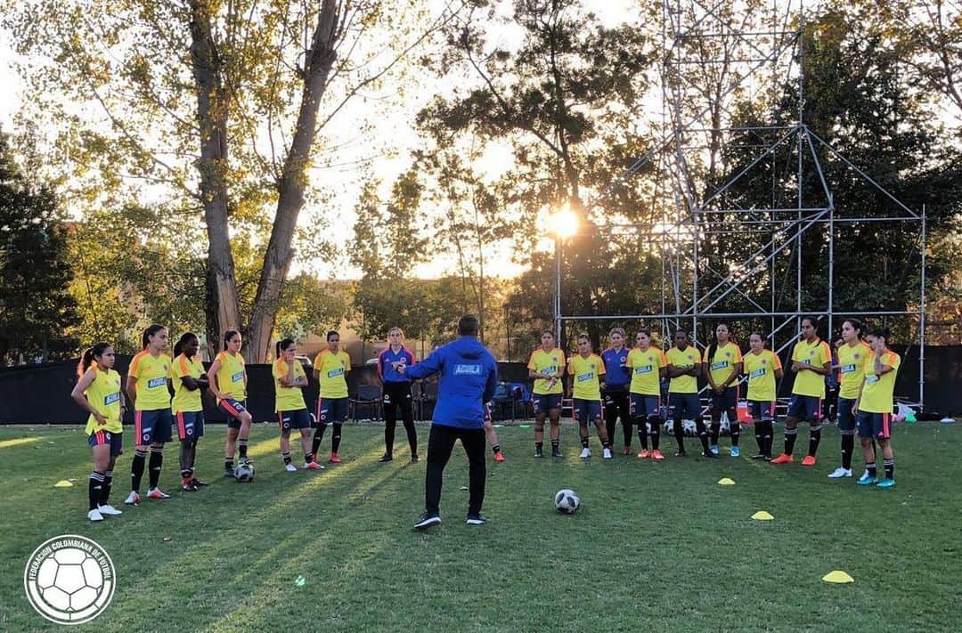 サッカー コロンビア代表チームのインスタグラム：「Nuestra Selección Colombia Femenina de Mayores se prepara en Santiago para el doble duelo amistoso frente a Chile. 👊🏼🇨🇴⚽️」
