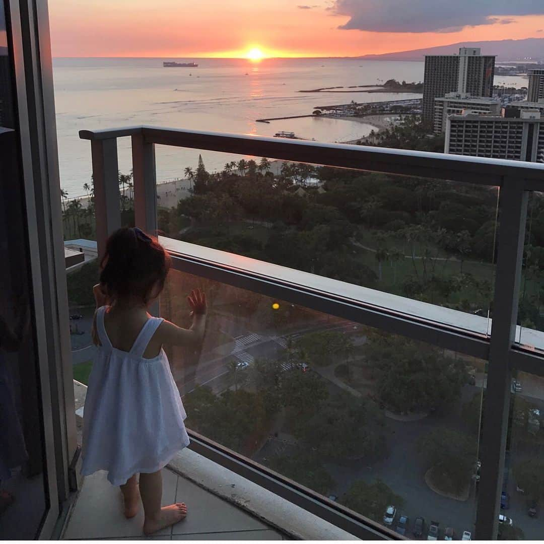 Trump Waikikiさんのインスタグラム写真 - (Trump WaikikiInstagram)「Our guests inspire us including this keiki (child) who enjoys viewing the Hawaiian sunset just as much as adults do. #trumpwaikiki #neversettle #fivestarhotelwaikiki #luxurytravel #familytravel #multigenerationaltravel #ultimatefamilygetawayoffer #forbescelebrationofferwithresortcredit #waikikiescapeoffer #suiteescapeoffer #suiteswithkitchens #lethawaiihappen #visitoahu #traveltuesday 📷 @mina102  ハワイのサンセットはお子様ゲストさえ感動させるマジックが！ #トランプワイキキ #5つ星ホテル #ファミリートラベル #ハワイ旅行 #ハワイのサンセット」5月15日 6時56分 - trumpwaikiki