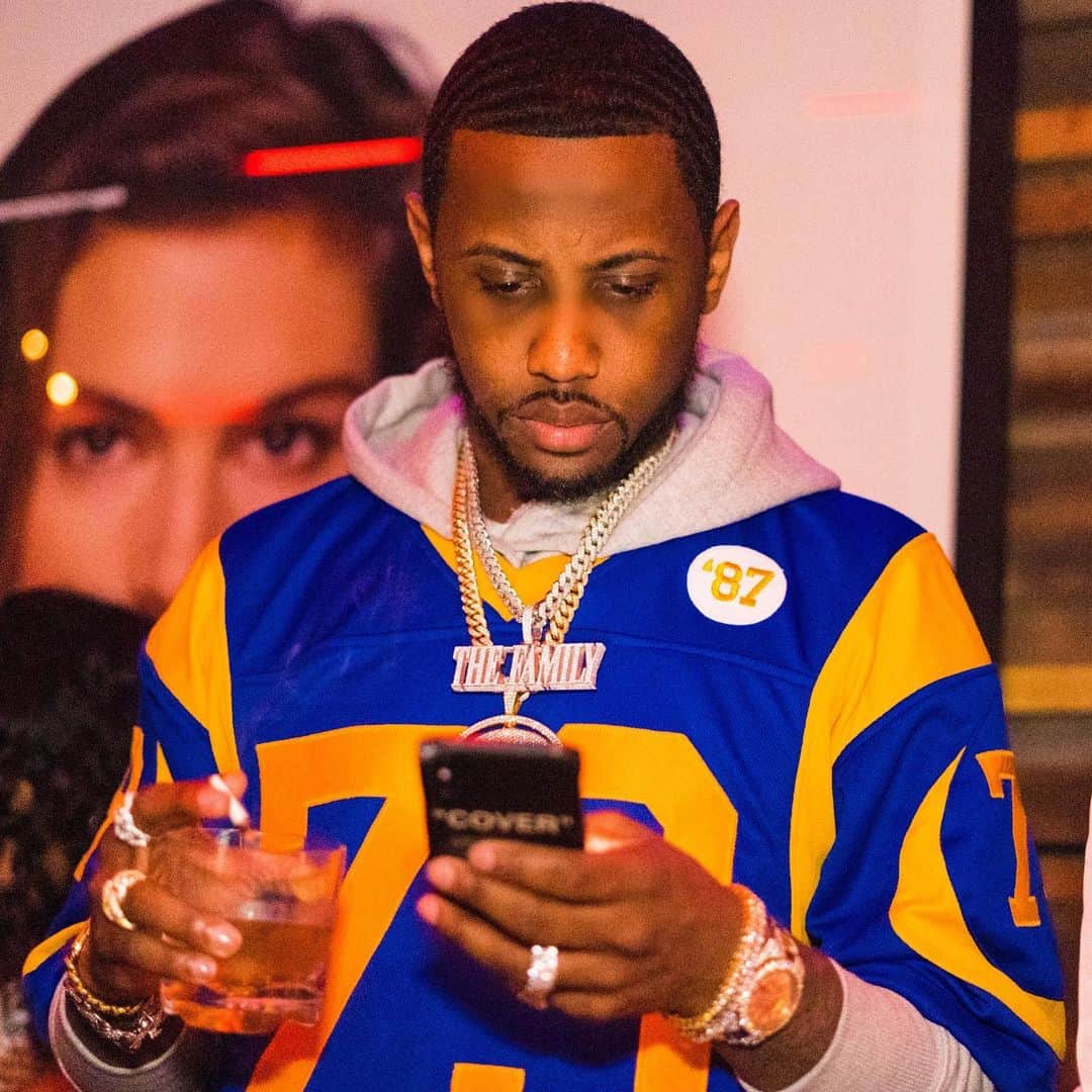 ファボラスのインスタグラム：「Women waiting to see your face expression after you get a text be like... 🤔 (Men whatever you do, don’t smile or laugh.. they hate that. Read all texts with a straight face or like you upset 😐🥴😂) [shot by @los_networkingz]  #HYDE #LA」