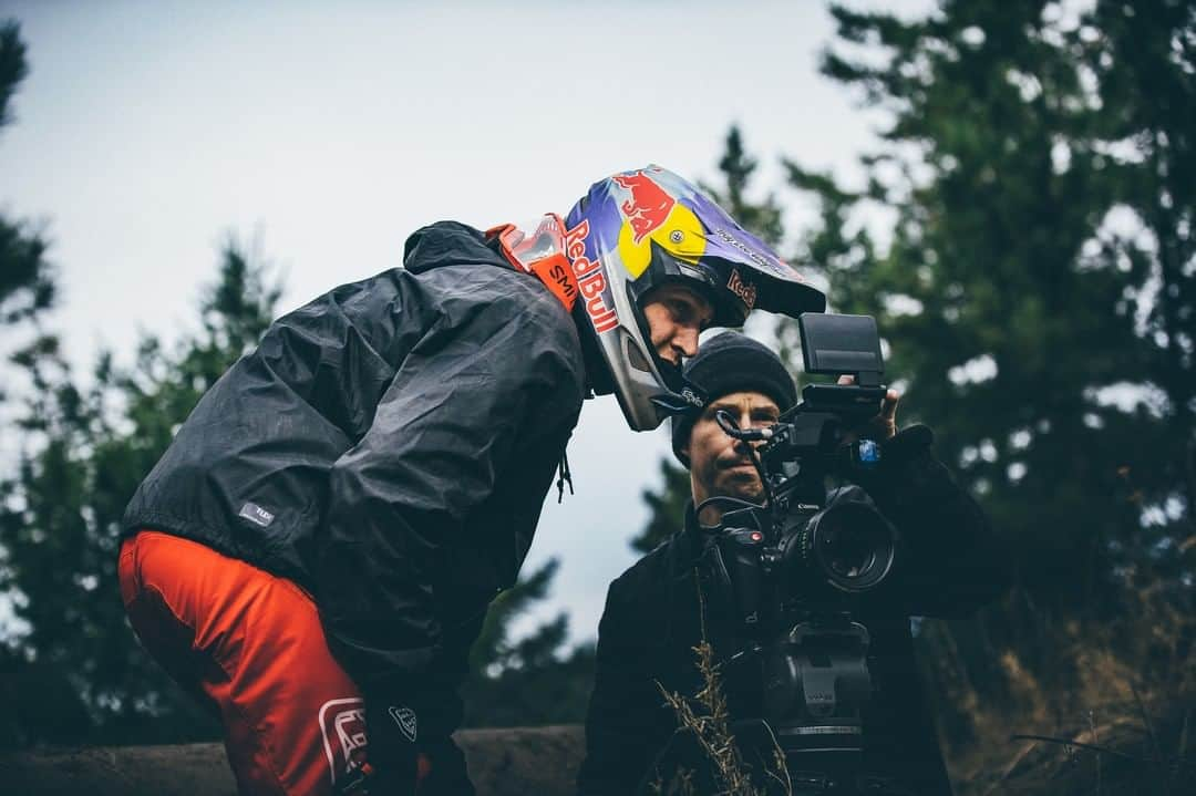 BONXのインスタグラム：「Film production requires lot of team communication. @brandonsemenuk crew is no exception. Go check out BONX, the ultra versatile group communication technology.⠀ #GoBonx #GoMakeNoise⠀ .⠀ .⠀ .⠀ #Bonx #technology #extreme #communication #gear #outdoorsports #extremesports #grouptalk #sportstech #sportstechnology #headphones #wirelessheadphones #caferacer #moto #bikelife #mtb #mtblife #mountainbike⠀」