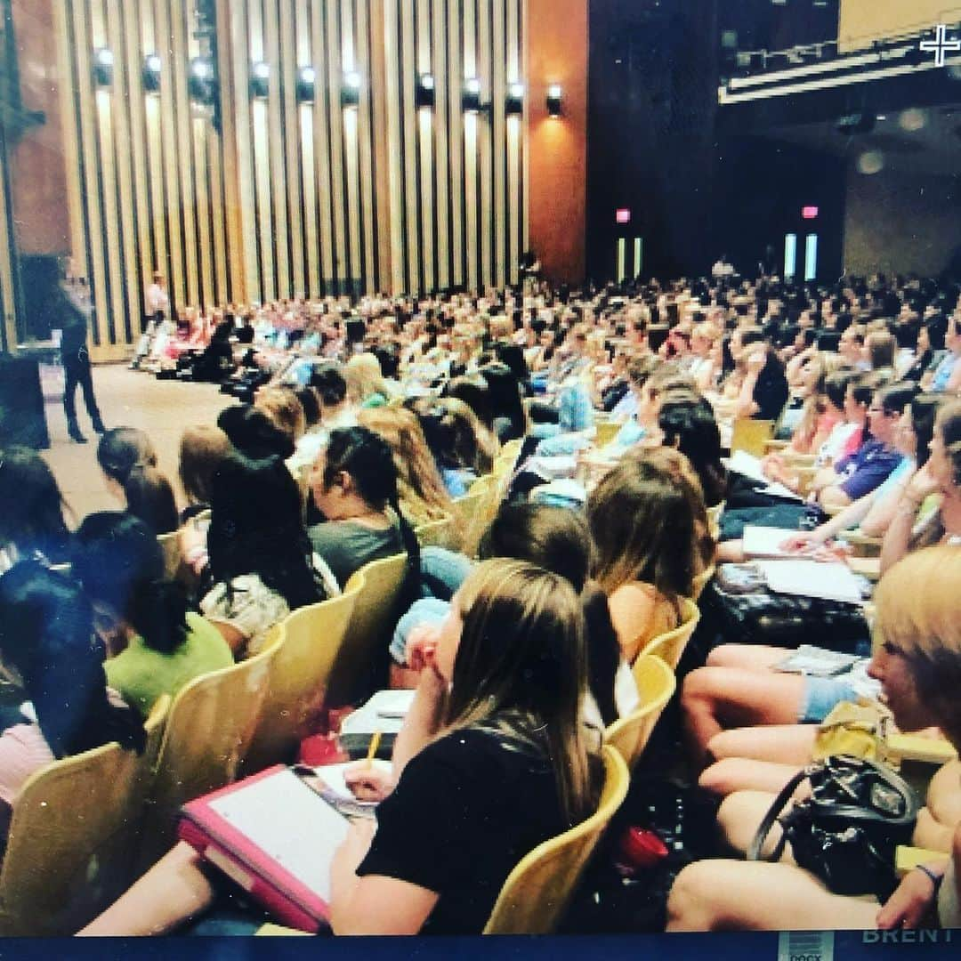 エリザベス・バークレーさんのインスタグラム写真 - (エリザベス・バークレーInstagram)「Can you find me?? 😅I’m in the front facilitating this amazing sea of 2500 #teen #girls... that’s 2500 hearts...💗this was one for the books for sure. I think not one person will forget the intimacy that was created and the bravery and courage expressed, all in the name of helping other girls. Thank you to every #girl who attended. #askelizabeth #vulnerability #love #sisterhood #friends #friend #selfesteem」5月15日 7時07分 - elizberkley