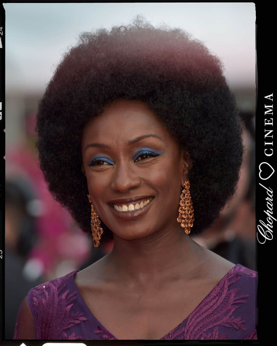 ショパールさんのインスタグラム写真 - (ショパールInstagram)「@CannesFilmFestival Jury Maimouna N'Diaye, wearing #ChopardRedCarpet earrings, strikes quite a pose on tonight’s Opening Ceremony elaborate Red Carpet #starsinchopard #theredcarpetjeweller」5月15日 7時18分 - chopard