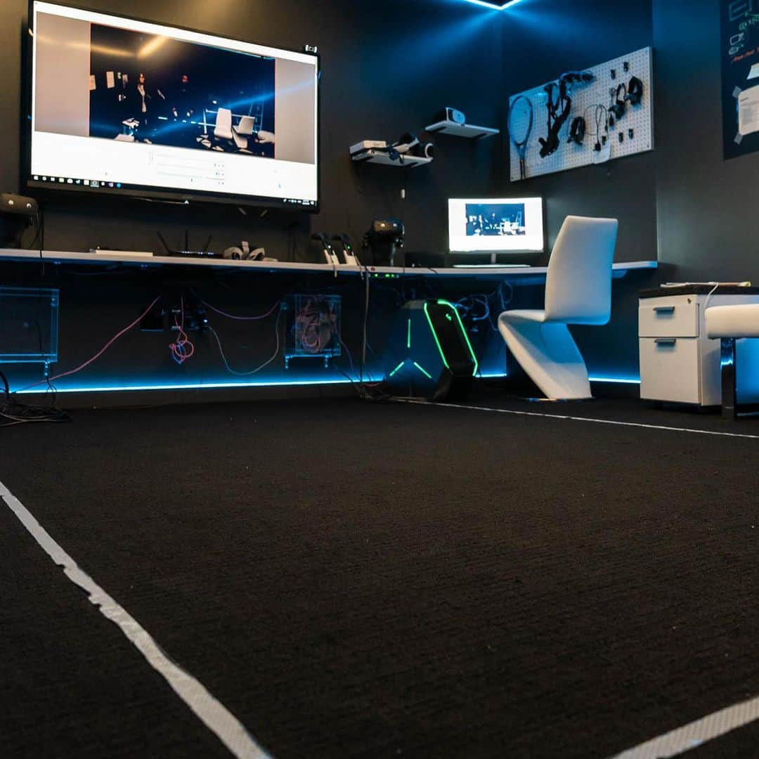 Microsoftさんのインスタグラム写真 - (MicrosoftInstagram)「An inspirational showcase meets active workspace. The Garage team designed the new XR Reality Room for employees to "learn by doing."」5月15日 7時28分 - microsoft