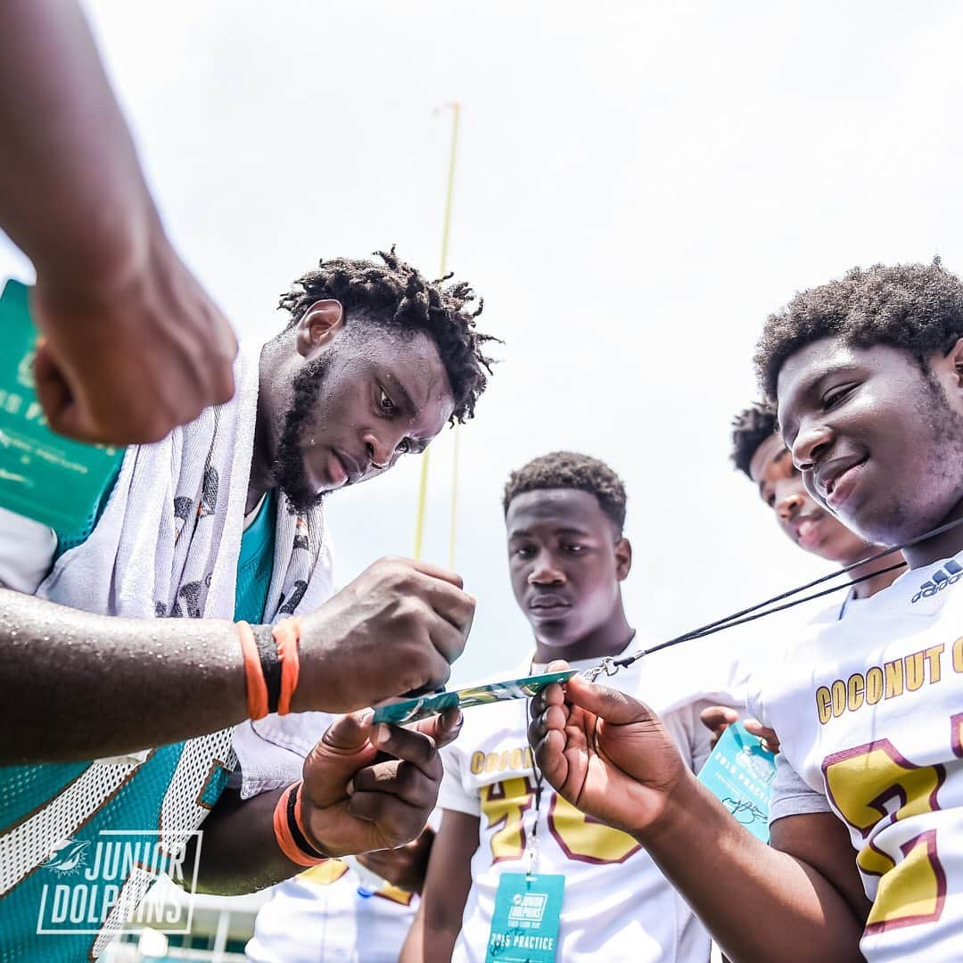 マイアミ・ドルフィンズさんのインスタグラム写真 - (マイアミ・ドルフィンズInstagram)「Had a blast with the Coconut Creek High School football team today at OTAs! #TeamworkAtWork #DolphinsHuddleFor100 @nfl」5月15日 7時24分 - miamidolphins