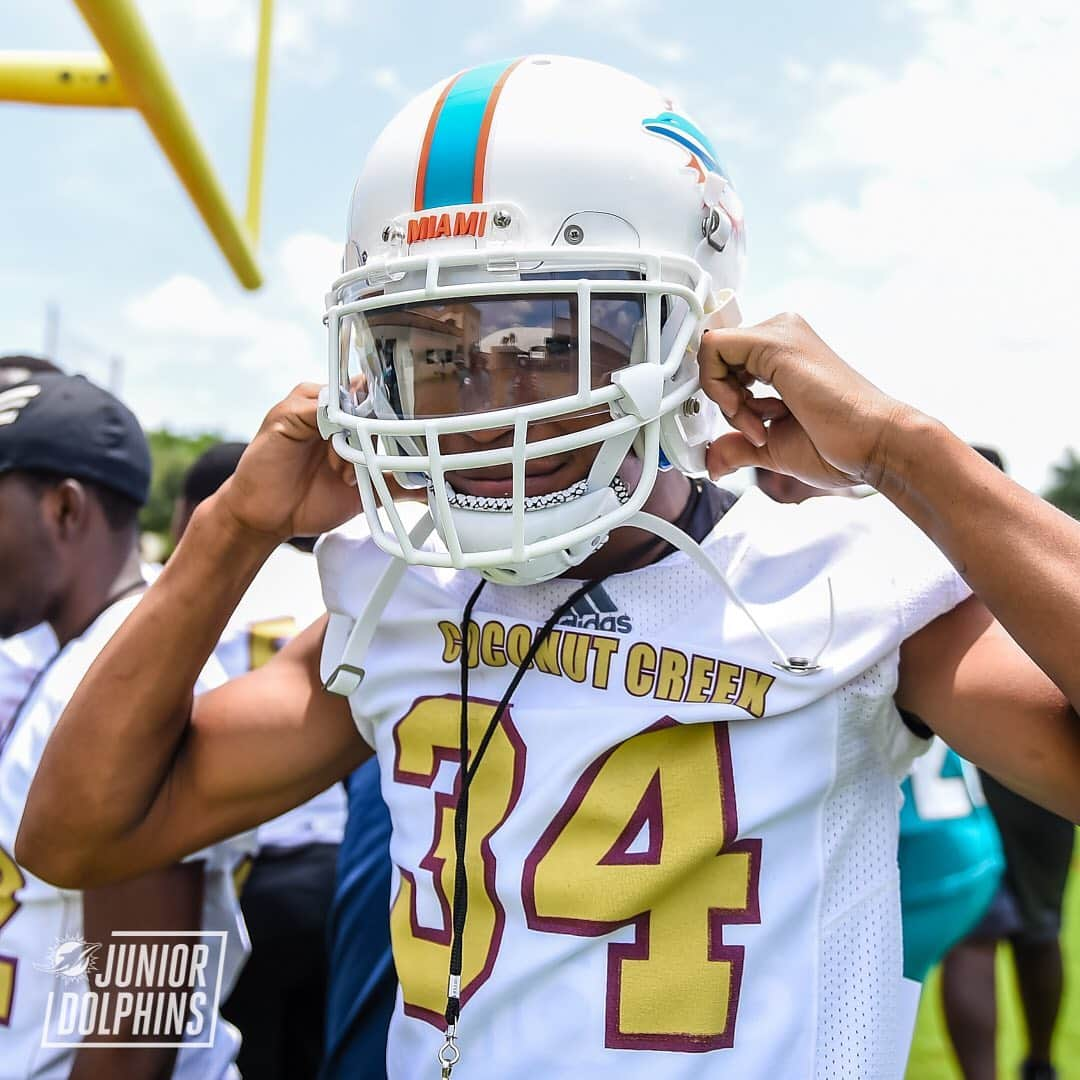 マイアミ・ドルフィンズさんのインスタグラム写真 - (マイアミ・ドルフィンズInstagram)「Had a blast with the Coconut Creek High School football team today at OTAs! #TeamworkAtWork #DolphinsHuddleFor100 @nfl」5月15日 7時24分 - miamidolphins