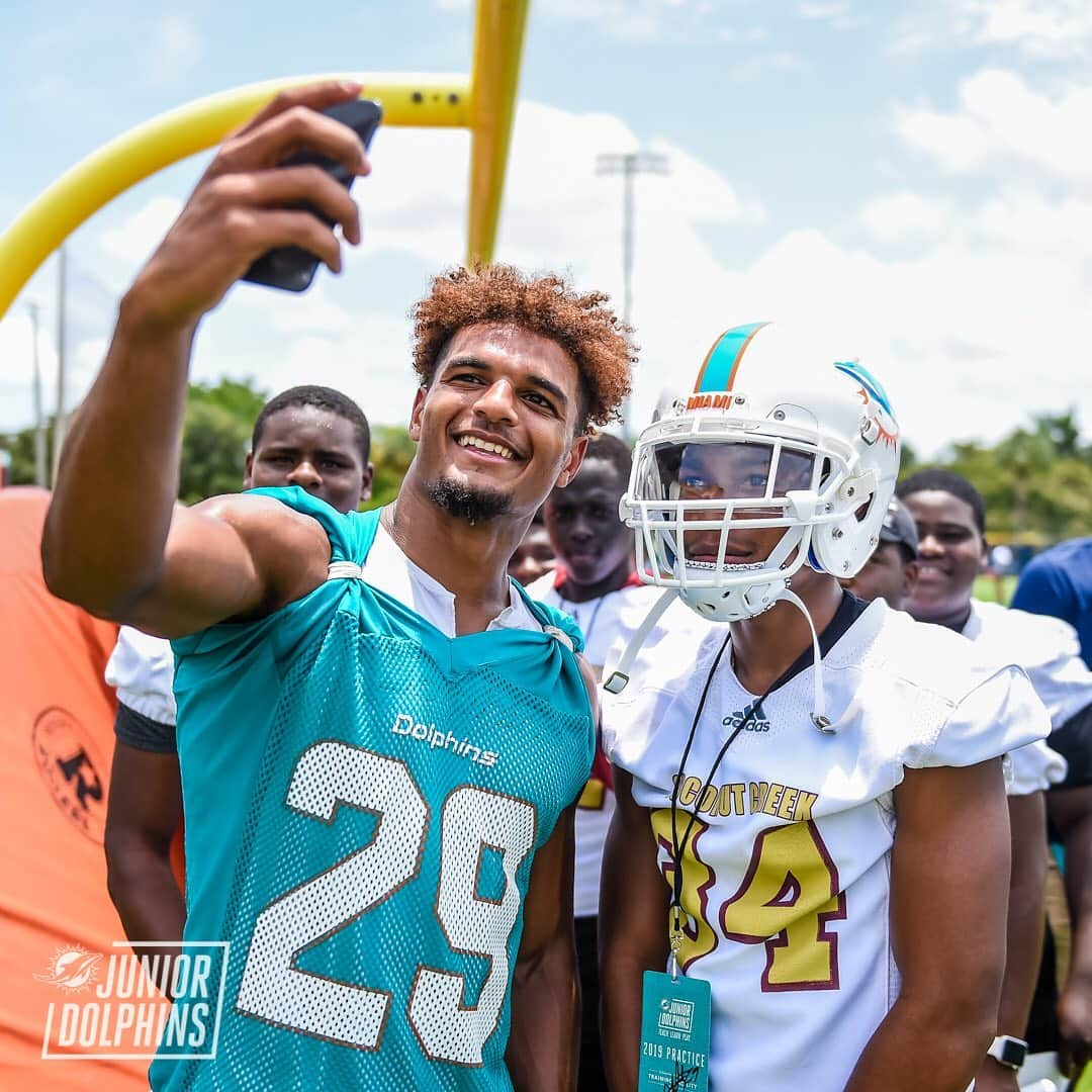 マイアミ・ドルフィンズさんのインスタグラム写真 - (マイアミ・ドルフィンズInstagram)「Had a blast with the Coconut Creek High School football team today at OTAs! #TeamworkAtWork #DolphinsHuddleFor100 @nfl」5月15日 7時24分 - miamidolphins