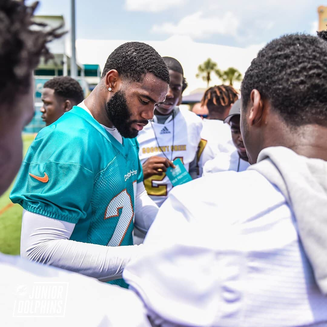 マイアミ・ドルフィンズさんのインスタグラム写真 - (マイアミ・ドルフィンズInstagram)「Had a blast with the Coconut Creek High School football team today at OTAs! #TeamworkAtWork #DolphinsHuddleFor100 @nfl」5月15日 7時24分 - miamidolphins