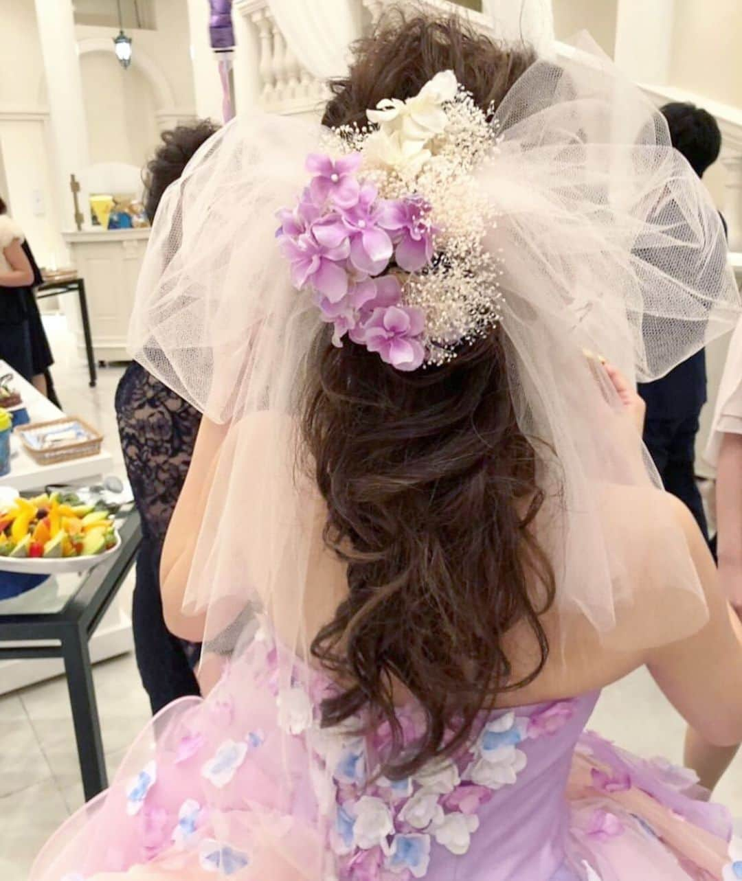 プレ花嫁の結婚式準備サイト marry【マリー】さんのインスタグラム写真 - (プレ花嫁の結婚式準備サイト marry【マリー】Instagram)「̣̣̥◌⑅⃝♡ くるんと巻いた#ポニーテール に 大きな大きな#チュールリボン と お花を飾った#ブライダルヘア 🎀🌷✨ * 紫陽花のお花は#marryドレス の #紫陽花ドレス に合わせていて、 とっても華やかで可愛い💖 * 大きいリボンなので、 前から見ても後ろから見ても ふわりと揺れて素敵ですね🌼 *̣̣̥◌ photo by @n_wedding1020 #プレ花嫁#結婚式#結婚#結婚式準備#婚約中#婚約#プロポーズ#ブライダルヘアメイク#ブライダルヘアアクセサリー#ヘアアクセサリー#花嫁ヘア#お色直しヘア#披露宴ヘア#花嫁ヘアスタイル#花嫁ヘアメイク#ポニーテールアレンジ#marry#marryxoxo」5月15日 7時36分 - marryxoxo_wd