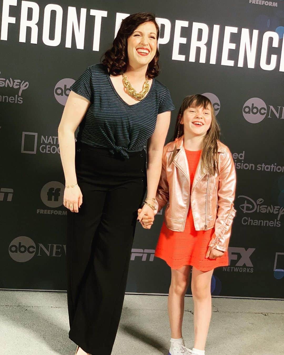 アメリカン・ブロードキャスティング・カンパニーのインスタグラム：「Our @emergenceabc stars @allison_tolman and @alexaswintonofficial having a blast at the #ABCUpfront!」