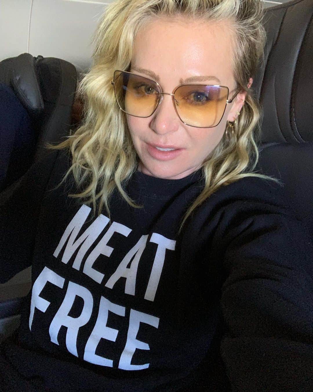 ポーシャ・デ・ロッシのインスタグラム：「This is one way to avoid being asked the question, “chicken or beef?” on a plane. #herbivorousbutcher」