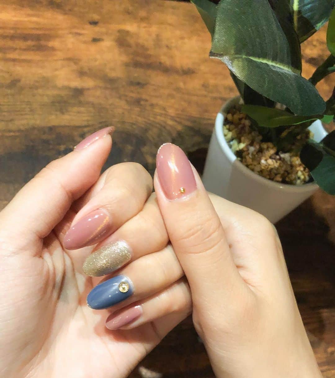 のインスタグラム：「: ネイルを新しくchange💅🏼 今回もmegami nailでやって頂きました!! : ここ最近、 ワンカラーに先端ラメという シンプルが多かったので、 今回はちょっと違うテイストに♪ 初めてマグネットジェルを使って 貰ったんだけど、すごく綺麗ーー!! : マグネットジェル、ハマりそうです!! では、今日も素敵な一日になりますように★ : #PR#ネイル#ネイルチェンジ#ネイルデザイン#大人ネイル#上品ネイル#ラメネイル#マグネットジェル#nail#naildesign#design#shinjuku#megaminail」