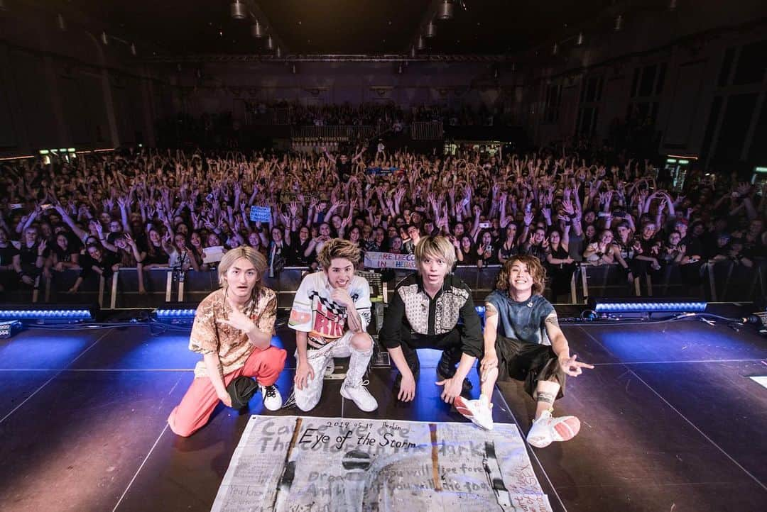 Tomoyaさんのインスタグラム写真 - (TomoyaInstagram)「Berlin🔥🔥🔥 Thank you so much guys!!!😎🤟 もぁ〜す 4連ちゃんの3日目🤭 おやすみ💤😴⭐ @jamiecarterfilms  #berlin」5月15日 7時57分 - tomo_10969