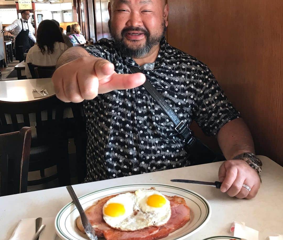ハチミツ二郎さんのインスタグラム写真 - (ハチミツ二郎Instagram)「ハリウッドスターも食べに来るLAの美味しいレストランで朝メシ。タイガー戸口(キムドク)さんに教えて頂きました。」5月15日 8時05分 - jirohachimitsu