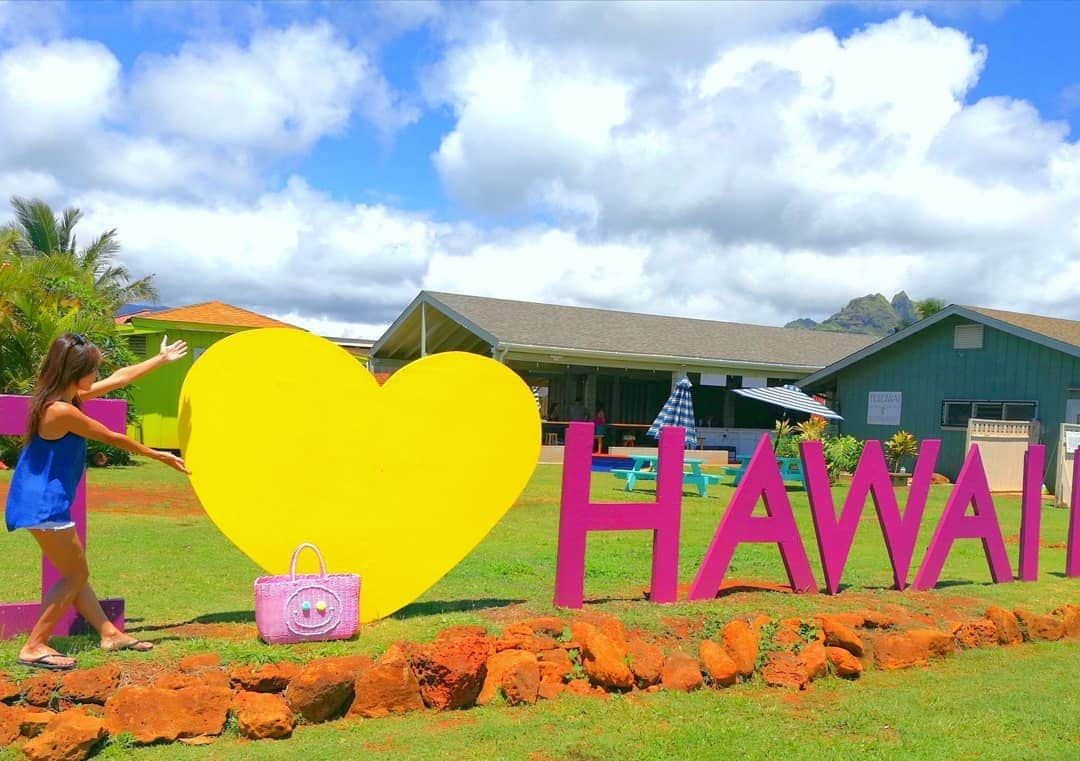 Moco Lima Hawaiiさんのインスタグラム写真 - (Moco Lima HawaiiInstagram)「I ♥ Hawaii. Vacation on Kauai.  ハワイに引越してきた当初はホームシックで、夜な夜な人知れずナミダしていた私ですが 今ではハワイが大好きに♡ ハワイと私のバックを通じて、沢山の方々とご縁頂ける今にいつも感謝しています。  Showroom Open 13:00-18:00 Open today  カウアイで キュンキュンするマテリアルを仕入れられたので、これで何を作ろうかワクワクしています。  #vacation#hawaii#kauai#island#islandgirl#trip#refresh#adventuretime#adventure#try#new#positive#girl#challenge#imua#longdrive#feeling#vibes#followyourdreams#nevergiveup#art#designer#creative#sewing#love#life#mocolima#tacotuesday#smile」5月15日 8時07分 - mocolimahawaii