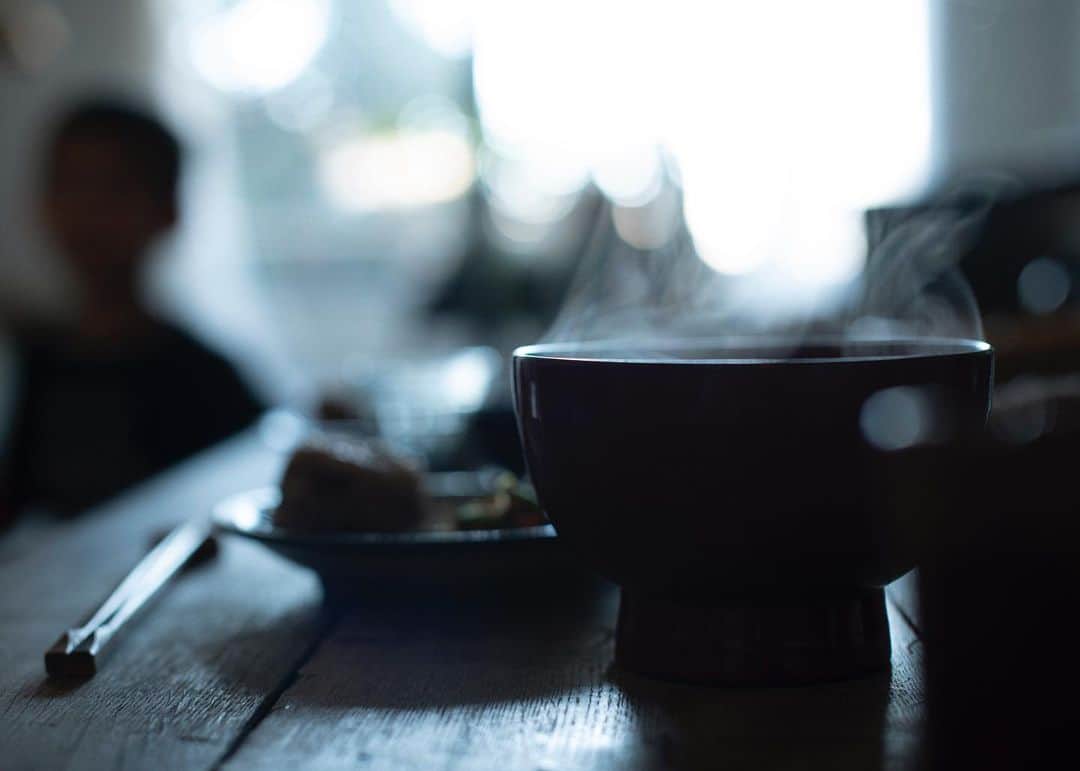 Wakana Babaさんのインスタグラム写真 - (Wakana BabaInstagram)「photo for Oz magazine "Tokyo 7:30 am" #wakanababaworks  発売中のオズマガジン("空と緑の小さな旅"という素敵な特集の号)のTokyo 7:30 amという朝の時間がテーマのページ。まだボーっとしてる朝の中、朝食を作り始めるとリアリティのスイッチが入る。朝から米を食べないと昼まで持たないもんですから、息子にいくら「何故うちはおにぎりばかりなの？」と言われようと、一年中大体、おにぎりと青菜とチーズか卵とかとお茶。味噌汁はまとめてとった出汁の冷凍を切らすとしばらく作らないけど、せっかく写真に撮るんで作りましたら、ああ、やはりいいね。滋養だね。湯気がいいね。 毎日やり終えてない色んなことがあるけどさ、とりあえずお腹をあっためて、いい一日になるといいなとささやかな希望を持つ朝の時間。 さて水曜日。 良い一日を✨」5月15日 8時07分 - wakanababa