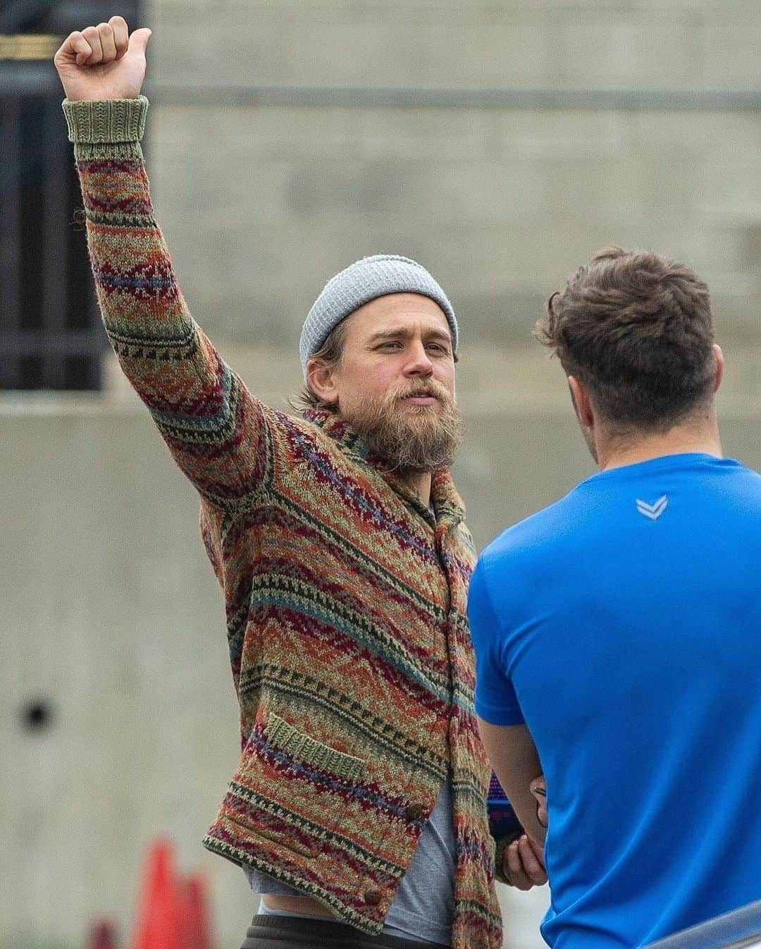 Just Jaredさんのインスタグラム写真 - (Just JaredInstagram)「Charlie Hunnam leaves a Tuesday morning yoga class with friends. Tap the link in bio for lots more photos of the hunky actor’s outing! #CharlieHunnam Photos: Backgrid」5月15日 8時09分 - justjared