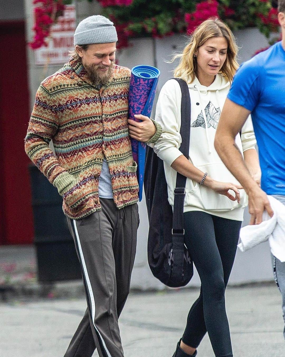 Just Jaredさんのインスタグラム写真 - (Just JaredInstagram)「Charlie Hunnam leaves a Tuesday morning yoga class with friends. Tap the link in bio for lots more photos of the hunky actor’s outing! #CharlieHunnam Photos: Backgrid」5月15日 8時09分 - justjared