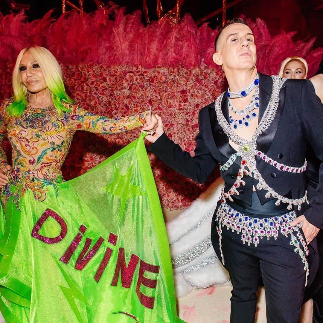 ジェレミー・スコットさんのインスタグラム写真 - (ジェレミー・スコットInstagram)「WITH MY DIVINE DARLING QUEEN @donatella_versace 💘 AT THE MET GALA SHOT BY @hunterabrams 📸#ITALIANFASHIONPOSSE」5月15日 8時18分 - jeremyscott