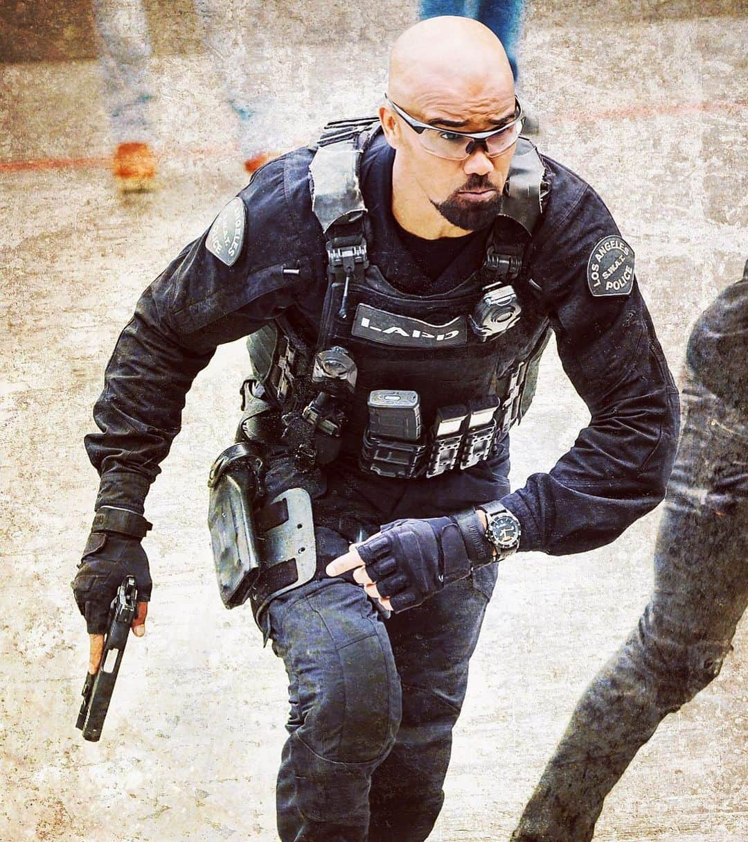 シェマー・ムーアさんのインスタグラム写真 - (シェマー・ムーアInstagram)「Hondo’s RUNNING into the Danger Zone this Thursday on the #swat Season 2 FINALE - 10/9c on #CBS 🔥🔥👊🏽👊🏽💪🏽💪🏽💣💣 #rollswat #theregothatman #swat #swatcbs」5月15日 8時24分 - shemarfmoore