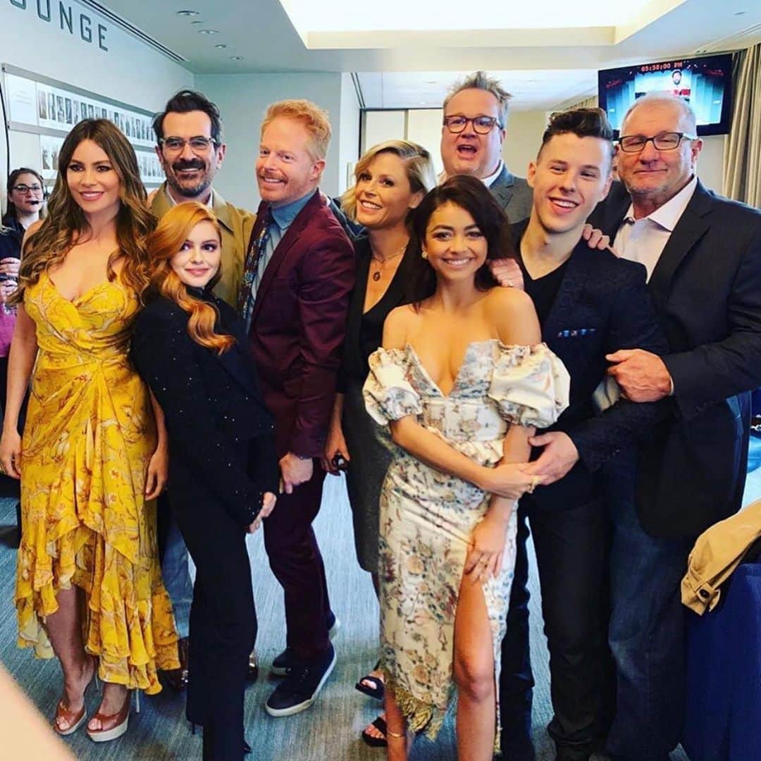 アメリカン・ブロードキャスティング・カンパニーのインスタグラム：「More fun to come with our #ModernFamily family in Season 11! #ABCUpfront 🧡 📷: @sofiavergara」