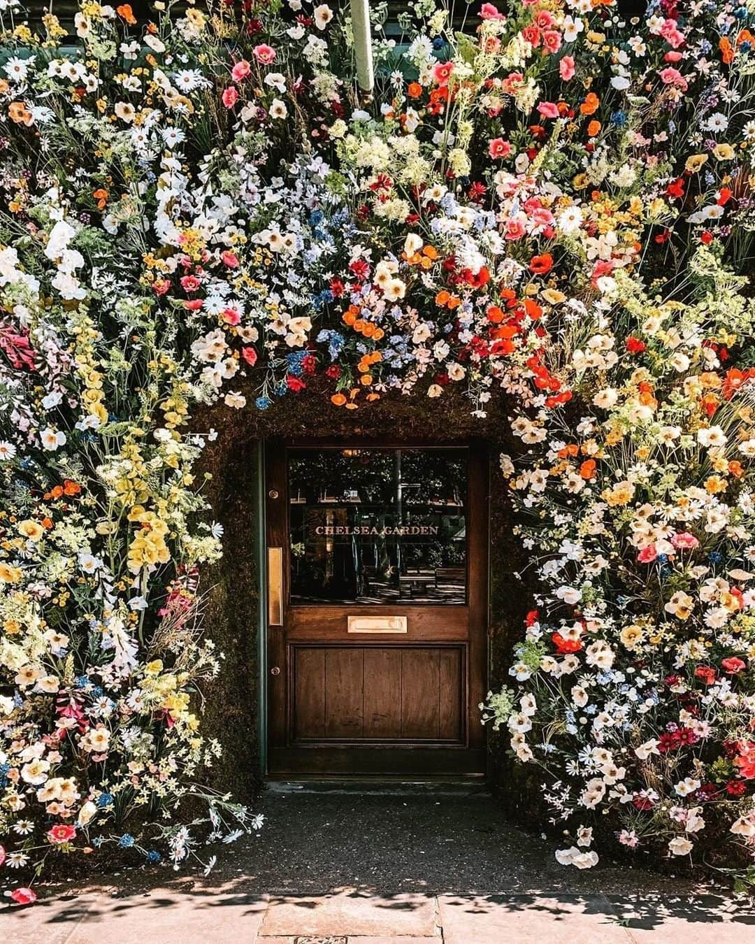 Travel + Leisureさんのインスタグラム写真 - (Travel + LeisureInstagram)「The Ivy Chelsea Garden might be causal, but there's an undeniable sense of luxury in the air that runs throughout the restaurant, terrace, and orangery. Get our guide to visiting London like a celebrity at our link in bio. #tlpicks courtesy of @ritafarhinoirot」5月15日 8時30分 - travelandleisure