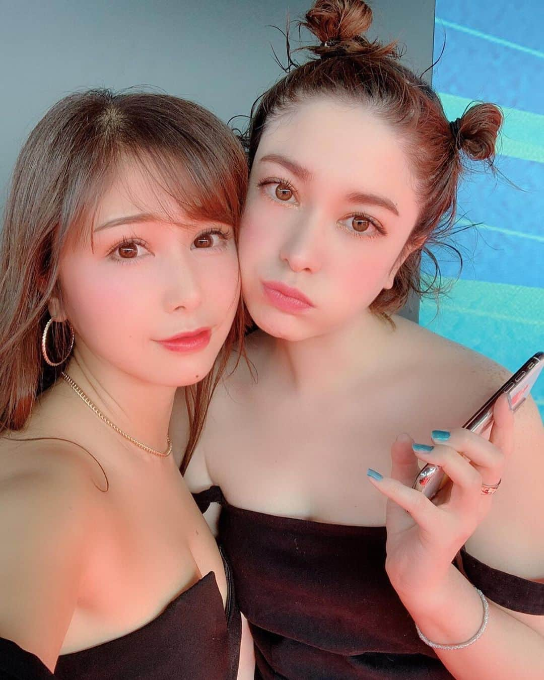 工藤ジェニファー茉侑さんのインスタグラム写真 - (工藤ジェニファー茉侑Instagram)「週末はEDCでした🤩🎶💓 #edc day1 #20190511 @e.ri_ka424 @salty_sugar_life  いつもと顔が少し違うのはなぜでしょーかー？😇 正解は、、、 おでこを広くしました😈(髪の毛をカミソリで剃りましたww)  どぉ？🤯笑  #electronicdaisycarnival  specialthanks to #gmo  #electronicdancemusic #edm #edcjapan #asiangirls #japanesegirl #ootd #黒コーデ #girlsjustwannahavefun  #dance #music #champagne #japan #makuhari #vvip #vip #clubbing #パリピ #partygirl #partygirls #edc2019 #partyparty #partymakeup #メイク #ヘアアレンジ #でこ #おでこ」5月15日 8時40分 - jennifermayu_s