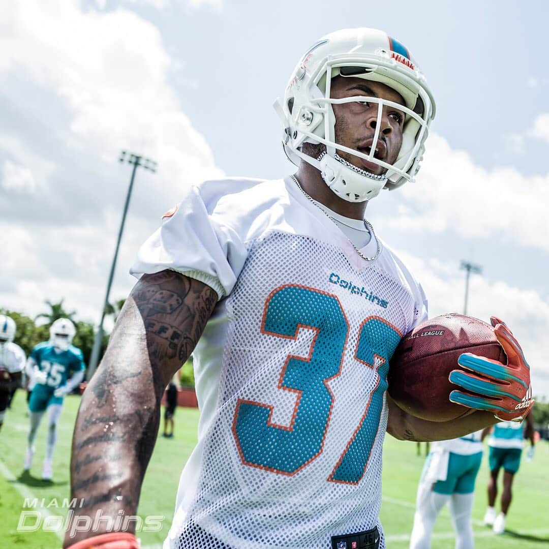 マイアミ・ドルフィンズさんのインスタグラム写真 - (マイアミ・ドルフィンズInstagram)「Day ✌️ work」5月15日 8時48分 - miamidolphins