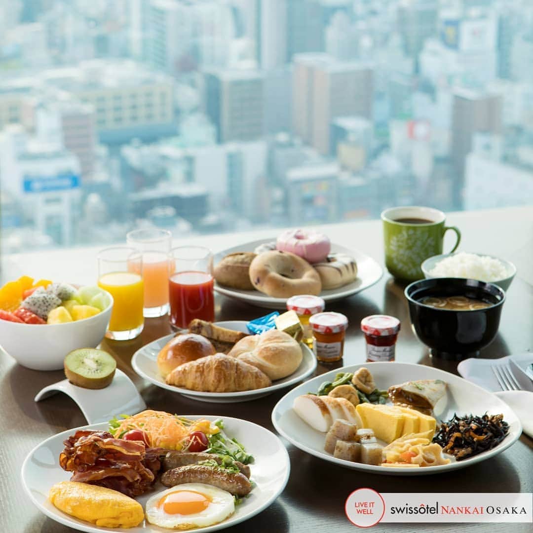 スイスホテル南海大阪さんのインスタグラム写真 - (スイスホテル南海大阪Instagram)「日中から夜まで活気に満ちたこの景色。 お部屋からの眺めはいかがですか？  Vitality for your well being with breakfast fit for a king - plus commanding views of the city. How's your mid-week going? #SwissotelTaste #SwissotelVitality #LiveItWellOsaka」5月15日 8時49分 - swissotelnankaiosaka_official