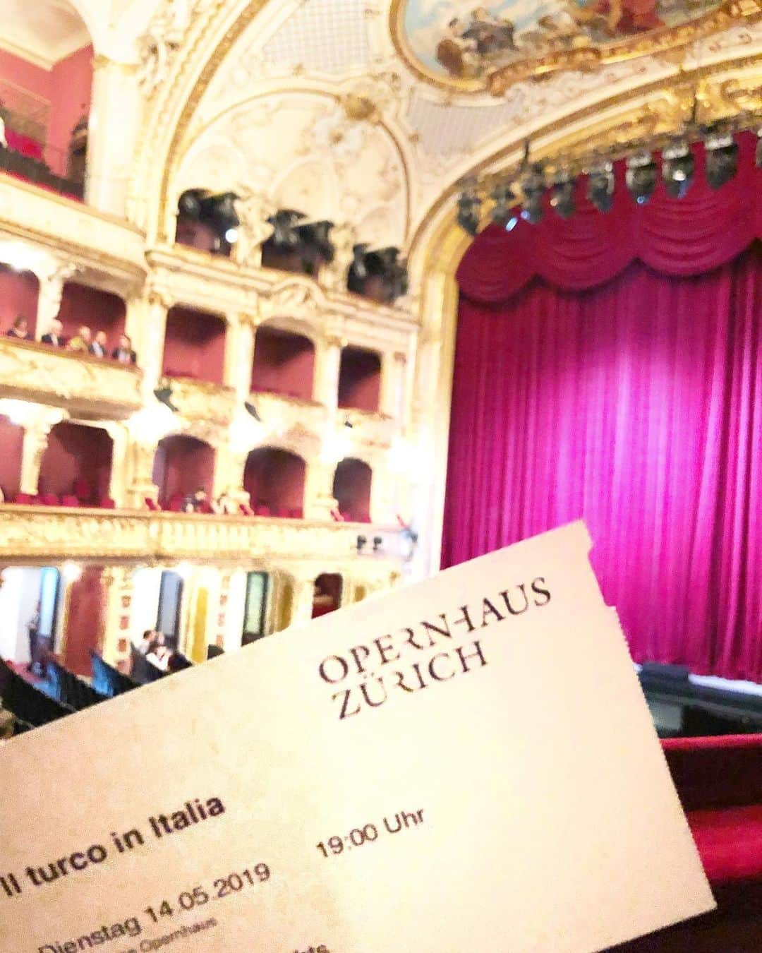 新倉瞳さんのインスタグラム写真 - (新倉瞳Instagram)「Il Turco in Italia  チューリッヒでお世話になっている尊敬する音楽家ご夫妻に、お誕生日だからとオペラ鑑賞をプレゼントしていただきました！嬉しすぎ！  イタリアのトルコ人。 近代的で笑いの絶えない演出で、舞台美術も見やすくて、歌手陣も素敵で、ロッシーニの音楽はもちろん最高！！ 自分では歳を重ねたと思っているけれど まだまだ知らないことだらけなのであります。  ありがとうございました😆💓 ・ ・ #ilturcoinitalia #rossini #opernhauszürich #zürich #birthdaypresent」5月15日 8時51分 - hitominiikura